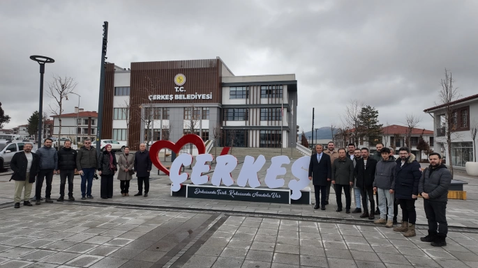 GAZETECİLER ÇERKEŞ'TEKİ HİZMETLERE HAYRAN KALDI