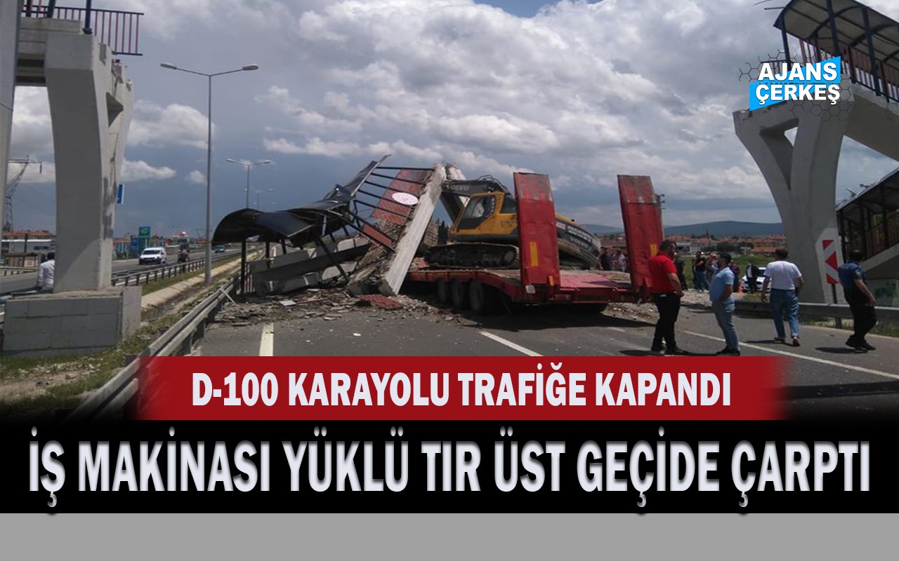 İş Makinası Yüklü TIR Üst Geçide Çarptı