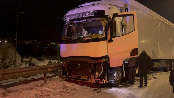 TIR SÜRÜCÜSÜ GİZLİ BUZLANMADAN DOLAYI BARİYERLERE ÇARPTI